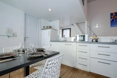 Cuisine ou kitchenette dans l'établissement Cottage Le Rêve d'Esther, atypical and elegant!