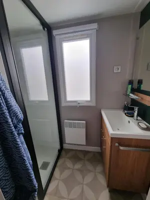 Cuisine ou kitchenette dans l'établissement Très jolie Mobil home 3 chambres 418