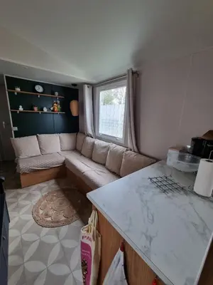 Cuisine ou kitchenette dans l'établissement Très jolie Mobil home 3 chambres 418