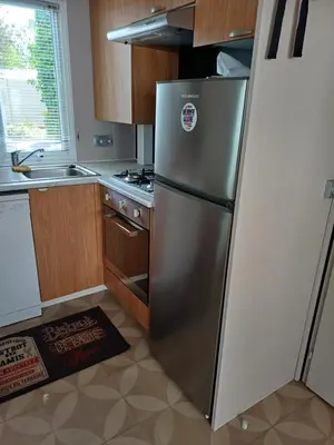 Cuisine ou kitchenette dans l'établissement Très jolie Mobil home 3 chambres 418