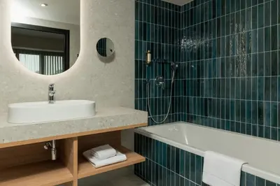Salle de bains dans l'établissement Hôtel Parc du Landreau