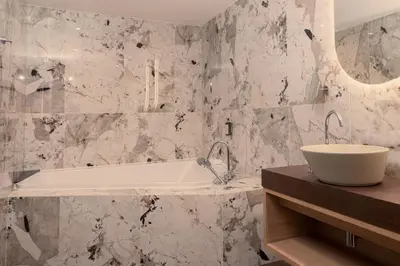 Salle de bains dans l'établissement Hôtel Parc du Landreau
