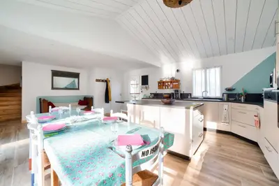 Cuisine ou kitchenette dans l'établissement Accès privée à la plage à Barbâtre - Maison pour 6