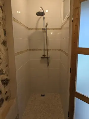Salle de bains dans l'établissement Maison de Vacances 12min du Puy du fou grand studio