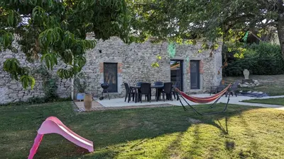 Jardin de l'établissement Maison de Vacances 12min du Puy du fou grand studio