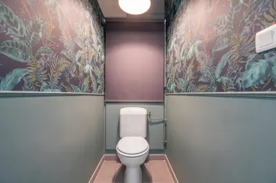 Salle de bains dans l'établissement Cosy T2 de 50 m² Centre-Ville avec Garage & Balcon