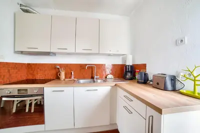 Cuisine ou kitchenette dans l'établissement 600m de la plage - Maison pour 5 - Terrasse