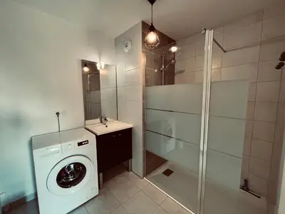 Salle de bains dans l'établissement L'océan, T3 neuf 300m de la mer classé 3 étoiles
