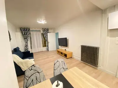 Télévision ou salle de divertissement dans l'établissement Chez Fitia T2 à Nantes Centre