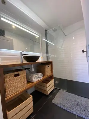 Salle de bains dans l'établissement Villa avec jacuzzi proche de la mer et du centre