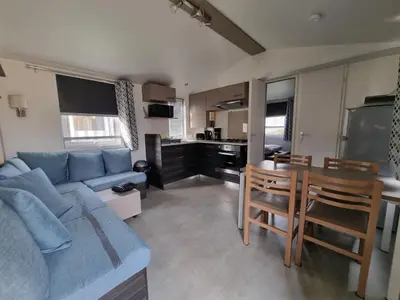 Cuisine ou kitchenette dans l'établissement Joli mobil home 4-6 personnes 416