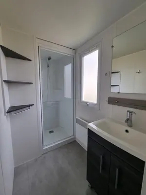 Salle de bains dans l'établissement Joli mobil home 4-6 personnes 416