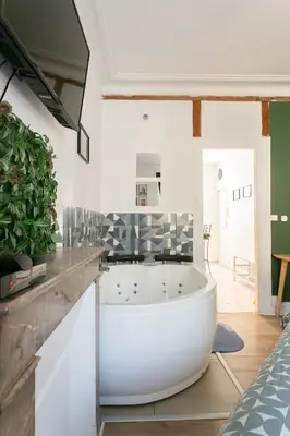 Salle de bains dans l'établissement La bulle de Canclaux, balnéo