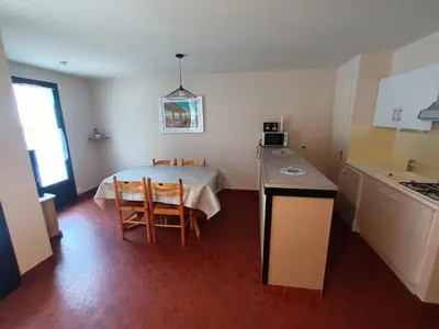 Cuisine ou kitchenette dans l'établissement Maison bord de mer, dans impasse au calme d'une résidence.