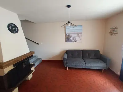 Coin salon dans l'établissement Maison bord de mer, dans impasse au calme d'une résidence.