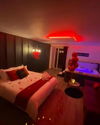 Un ou plusieurs lits dans un hébergement de l'établissement L'Evasion chambre MONTMARTRE avec Jacuzzi privatif