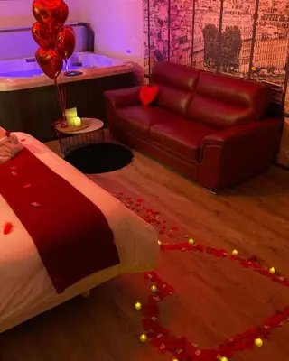 Coin salon dans l'établissement L'Evasion chambre MONTMARTRE avec Jacuzzi privatif