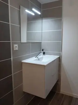 Salle de bains dans l'établissement T2 à côté de Puy du Fou