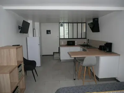 Cuisine ou kitchenette dans l'établissement Studio Indépendant, au calme.