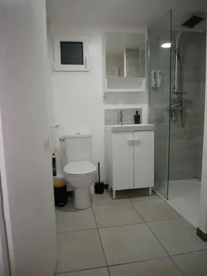 Salle de bains dans l'établissement Studio Indépendant, au calme.