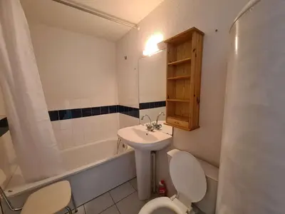 Salle de bains dans l'établissement Maison 2 pièces avec mezzanine, à 400m de la plage, parking, jardin privé, 6 couchages - Saint-Hilaire-de-Riez - FR-1-224C-218