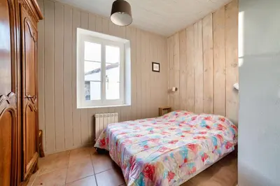 Un ou plusieurs lits dans un hébergement de l'établissement Jolie maison avec cour pour 5 personnes