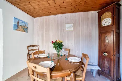 Coin salon dans l'établissement Jolie maison avec cour pour 5 personnes