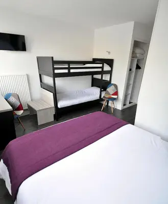 Un ou plusieurs lits dans un hébergement de l'établissement Logis hôtel restaurant la Haute Forêt