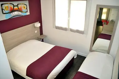 Un ou plusieurs lits dans un hébergement de l'établissement Logis hôtel restaurant la Haute Forêt