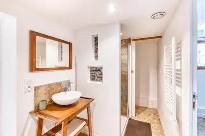 Salle de bains dans l'établissement Superbe Appartement Vue sur la Confluence LOIRE