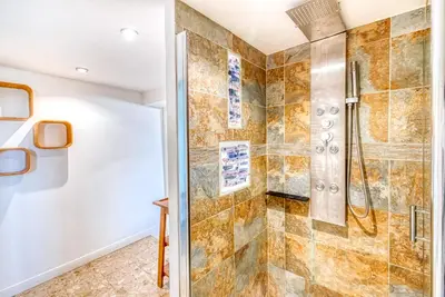 Salle de bains dans l'établissement Superbe Appartement Vue sur la Confluence LOIRE