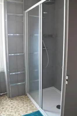 Salle de bains dans l'établissement Gîte La Dortière s'Amuse, magnifique maison de maître 12min du Puy du Fo