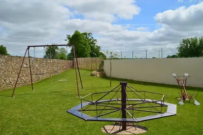 Aire de jeux pour enfants de l'établissement Gîte La Dortière s'Amuse, magnifique maison de maître 12min du Puy du Fo