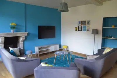 Télévision ou salle de divertissement dans l'établissement Gîte La Dortière s'Amuse, magnifique maison de maître 12min du Puy du Fo