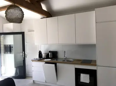 Cuisine ou kitchenette dans l'établissement Maisonnette 2 pièces 100m de la plage de la Clère