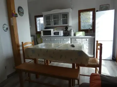 Cuisine ou kitchenette dans l'établissement Maison familiale avec piscine, 5 personnes, près plage - FR-1-540-186