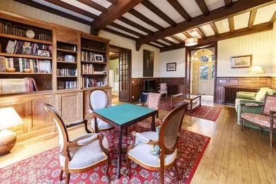 Bibliothèque dans la maison de vacances