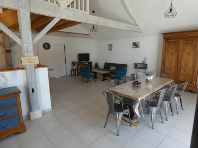 Coin salon dans l'établissement Maison rénovée, 8 pers, animaux admis, jardin - FR-1-540-188
