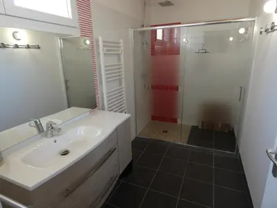 Salle de bains dans l'établissement Maison rénovée, 8 pers, animaux admis, jardin - FR-1-540-188