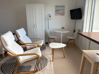 Télévision ou salle de divertissement dans l'établissement Studio face mer Accès direct à la plage