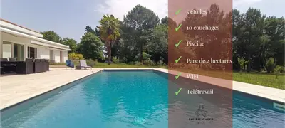 Piscine de l'établissement Magnifique villa 5 etoiles avec piscine privee parc 2 ha ou située à proximité