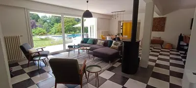Coin salon dans l'établissement Magnifique villa 5 etoiles avec piscine privee parc 2 ha