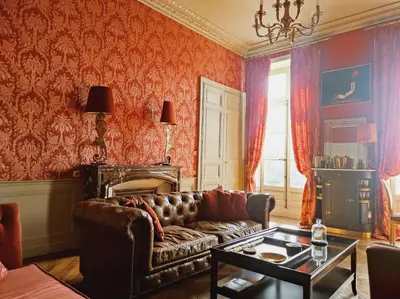 Coin salon dans l'établissement Le 1825, une suite luxueuse au coeur de la ville