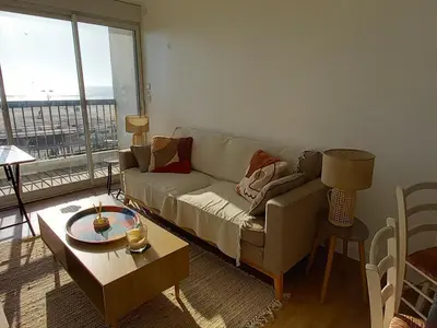 Coin salon dans l'établissement Superbe appartement moderne 2 chambres vue mer, 2 salles d'eau, parking, animaux admis - FR-1-323-276