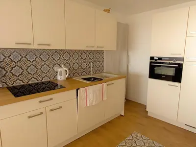Cuisine ou kitchenette dans l'établissement Superbe appartement moderne 2 chambres vue mer, 2 salles d'eau, parking, animaux admis - FR-1-323-276