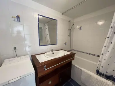 Salle de bains dans l'établissement Maison avec Piscine Chauffée, Terrasse et Parking à 300m de l'Océan - FR-1-224C-219