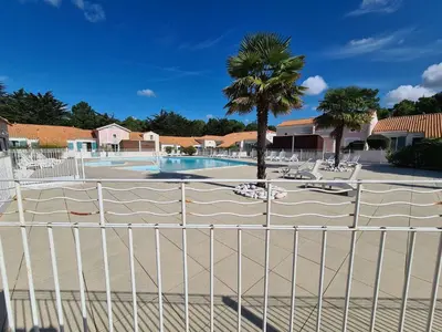 Piscine de l'établissement Maison avec Piscine Chauffée, Terrasse et Parking à 300m de l'Océan - FR-1-224C-219 ou située à proximité