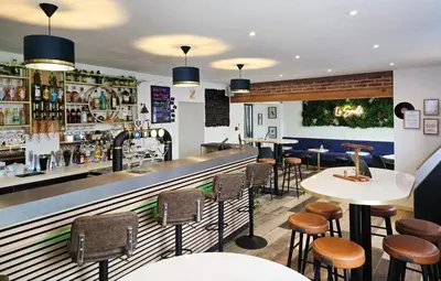 Salon ou bar de l'établissement Hôtel Le Smile