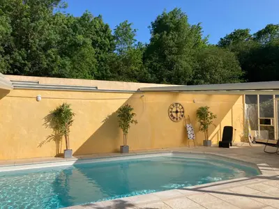 Piscine de l'établissement Chai Saint Jean CAMELIA Piscine et SPA ou située à proximité