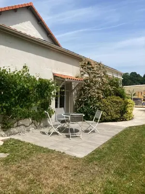 Jardin de l'établissement Chai Saint Jean CAMELIA Piscine et SPA